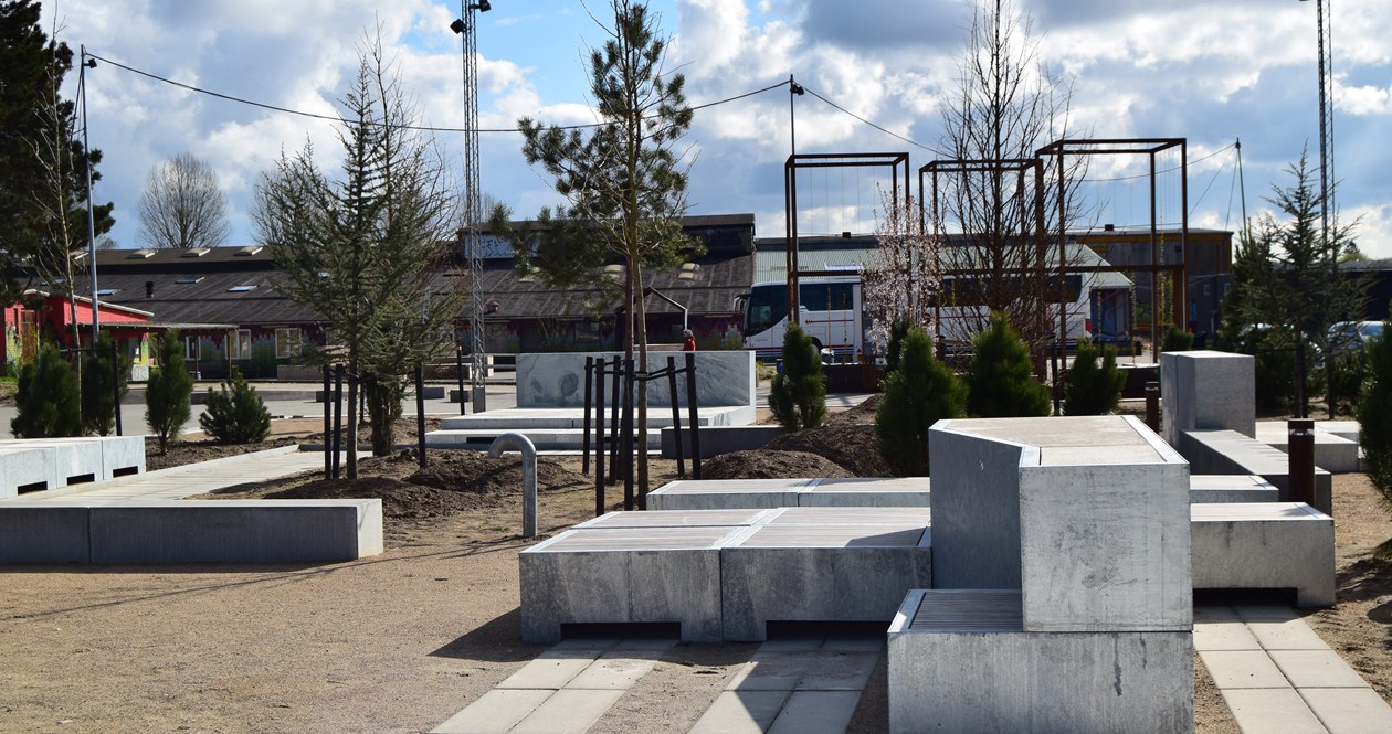 Søjlepladsens grønne opholdszone med mobile møbler i beton og stål - ud mod Rabalderstræde