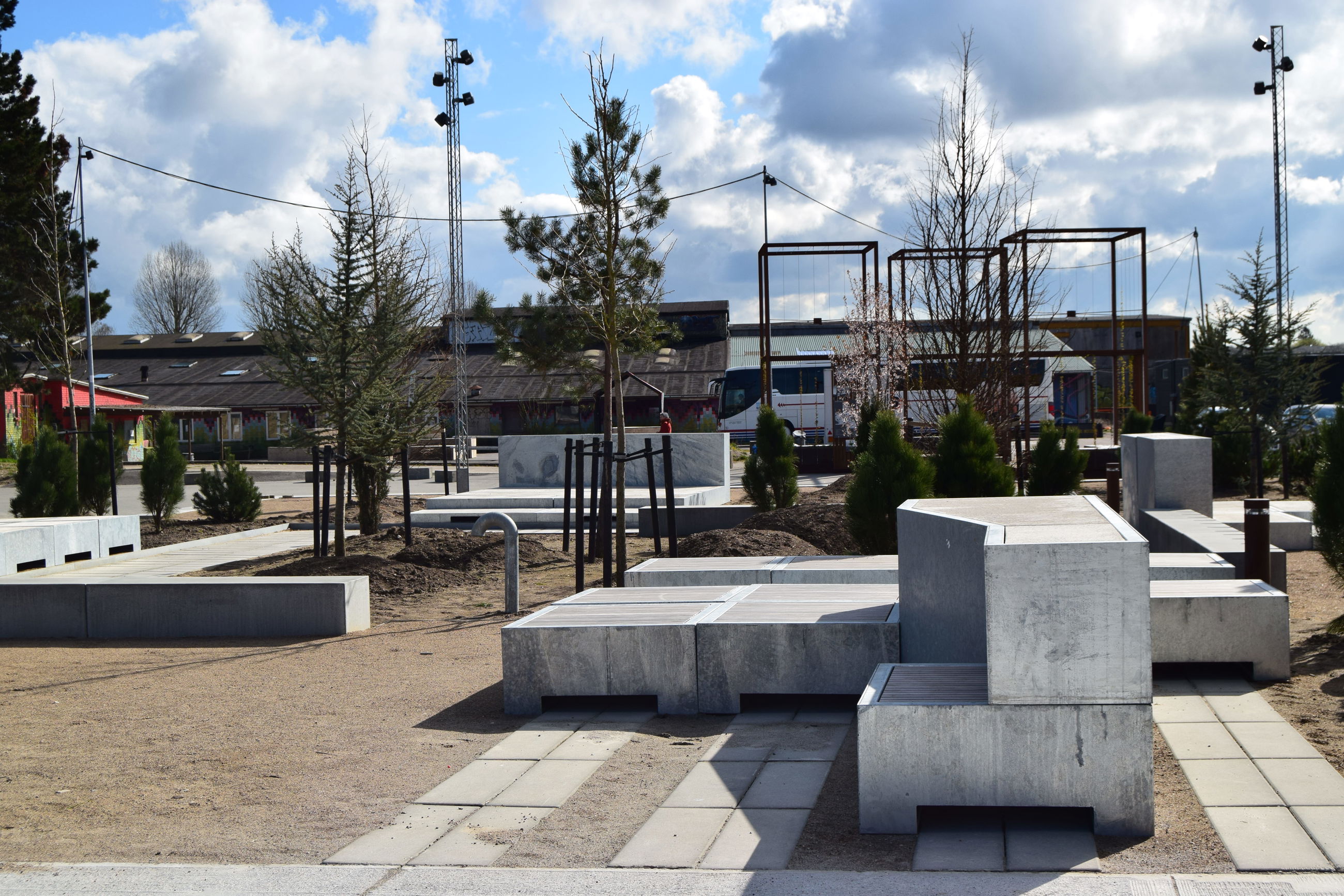 Søjlepladsens grønne opholdszone med mobile møbler i beton og stål - ud mod Rabalderstræde