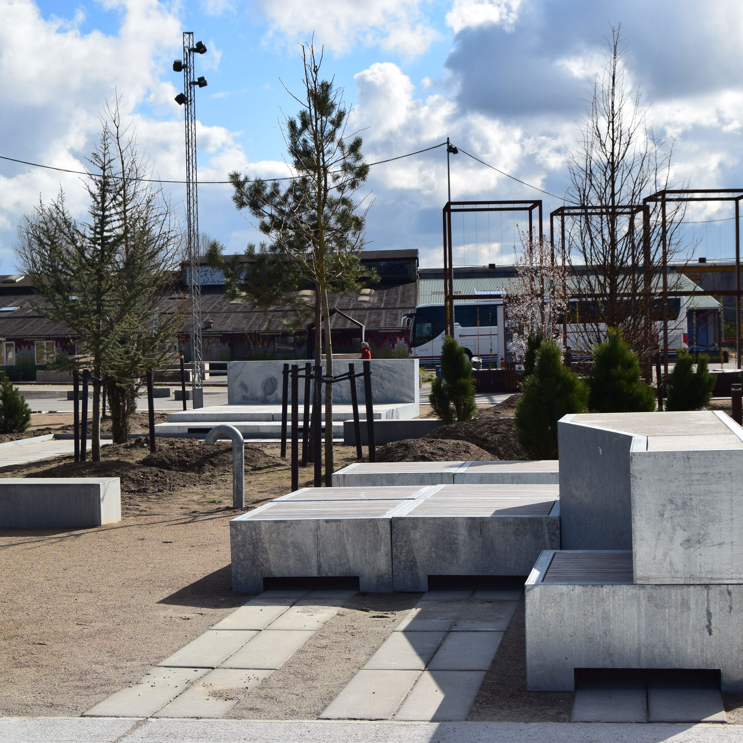 Søjlepladsens grønne opholdszone med mobile møbler i beton og stål - ud mod Rabalderstræde