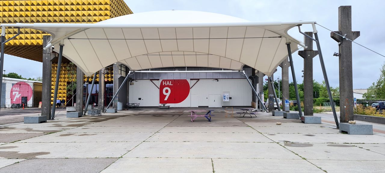 Port ind til stor eventhal i Musicon-bydelen hvor der står Hal 9 med hvid skrift på rød baggrund