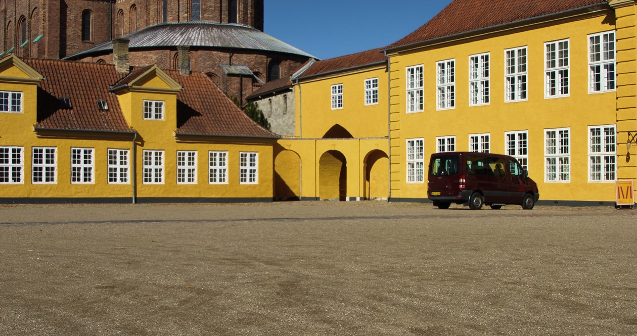 Palægården med Roskilde Domkirke i baggrunden