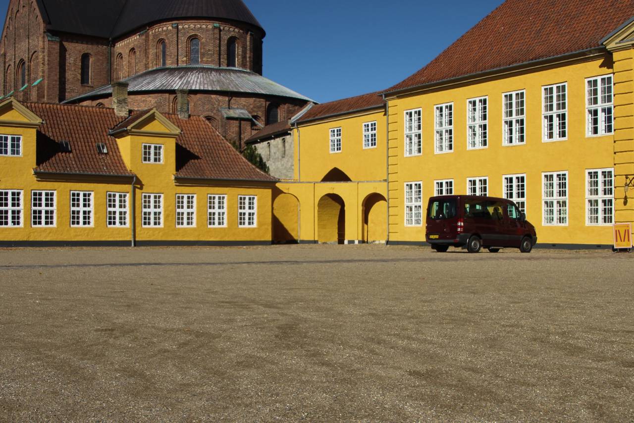 Palægården med Roskilde Domkirke i baggrunden