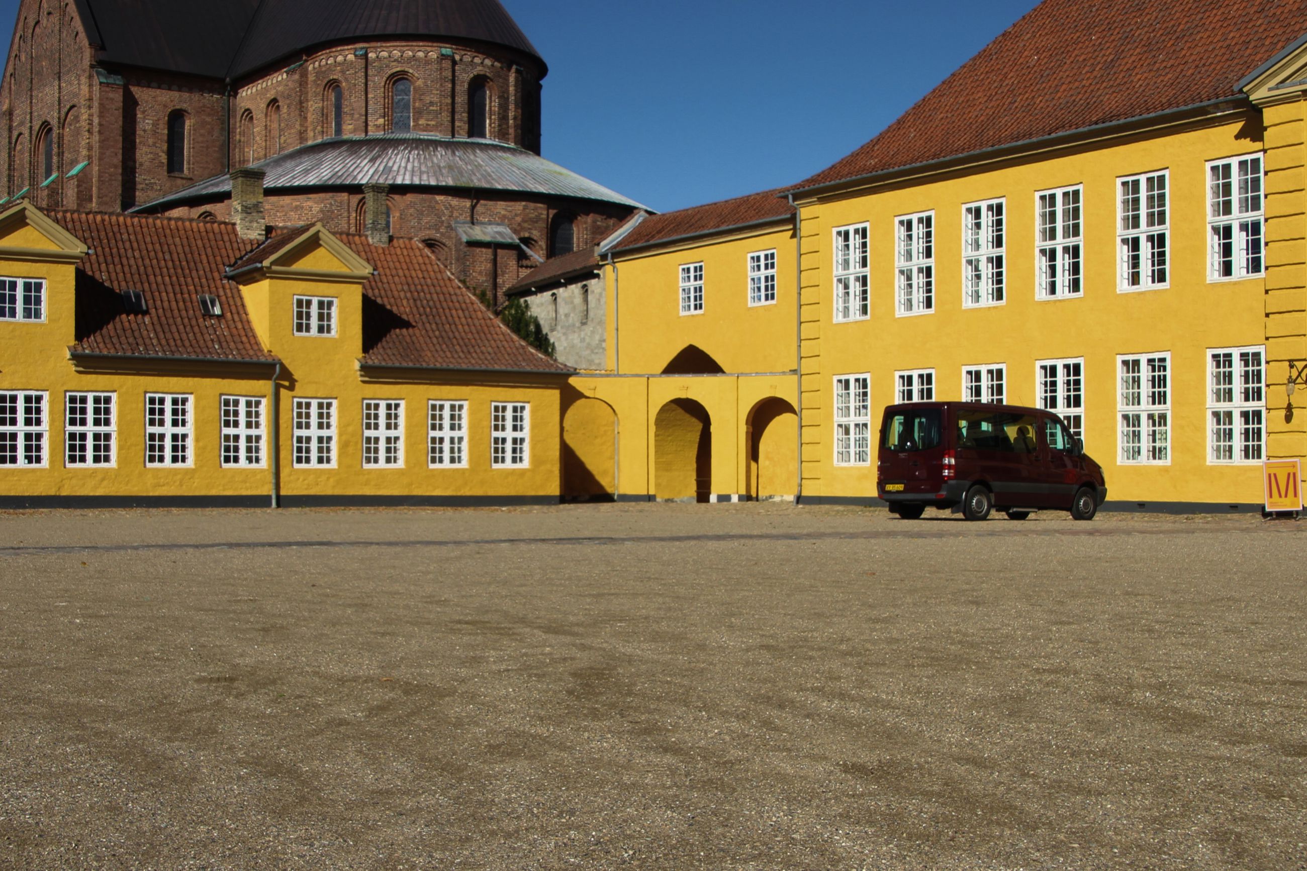 Palægården med Roskilde Domkirke i baggrunden