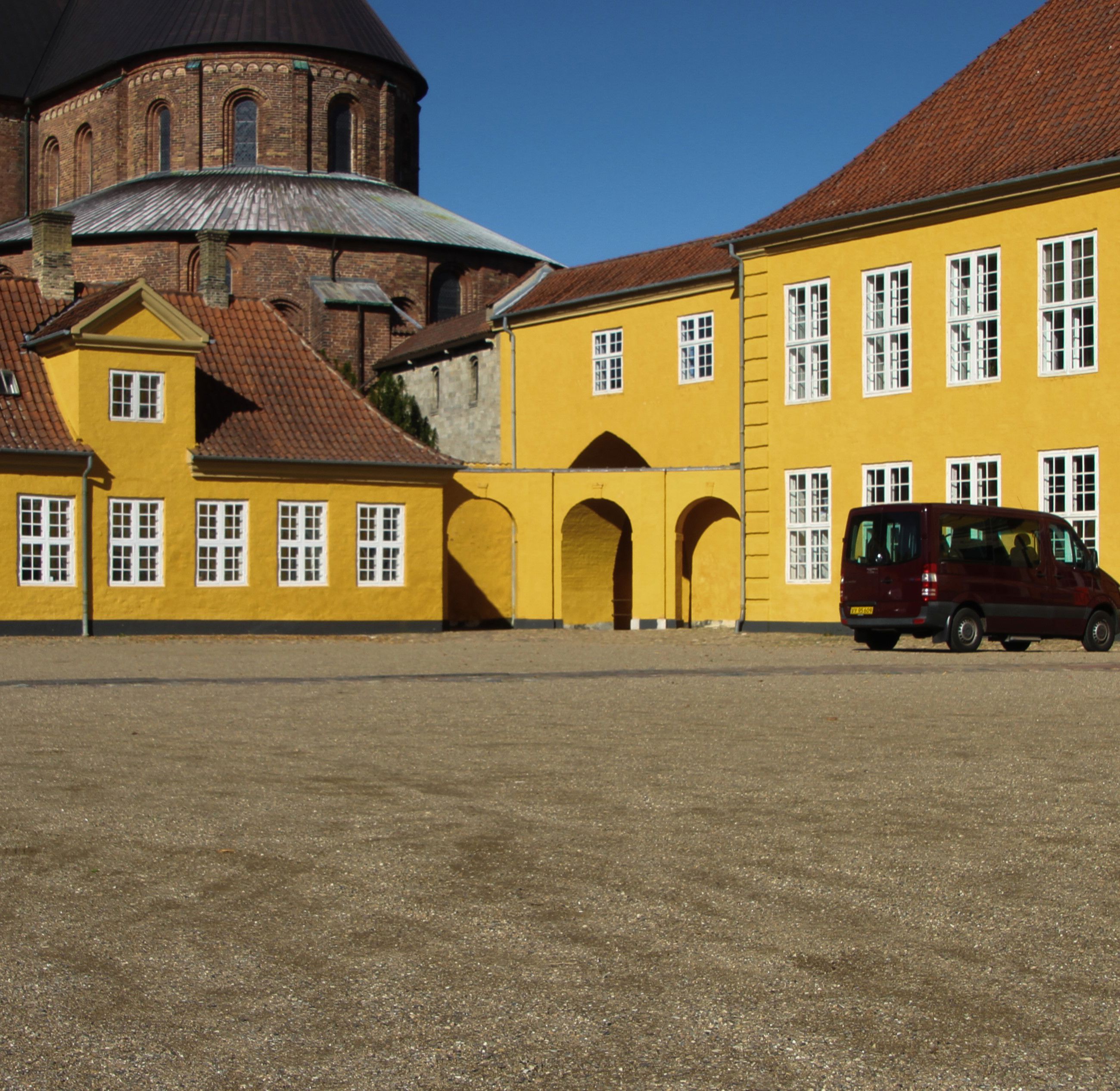 Palægården med Roskilde Domkirke i baggrunden