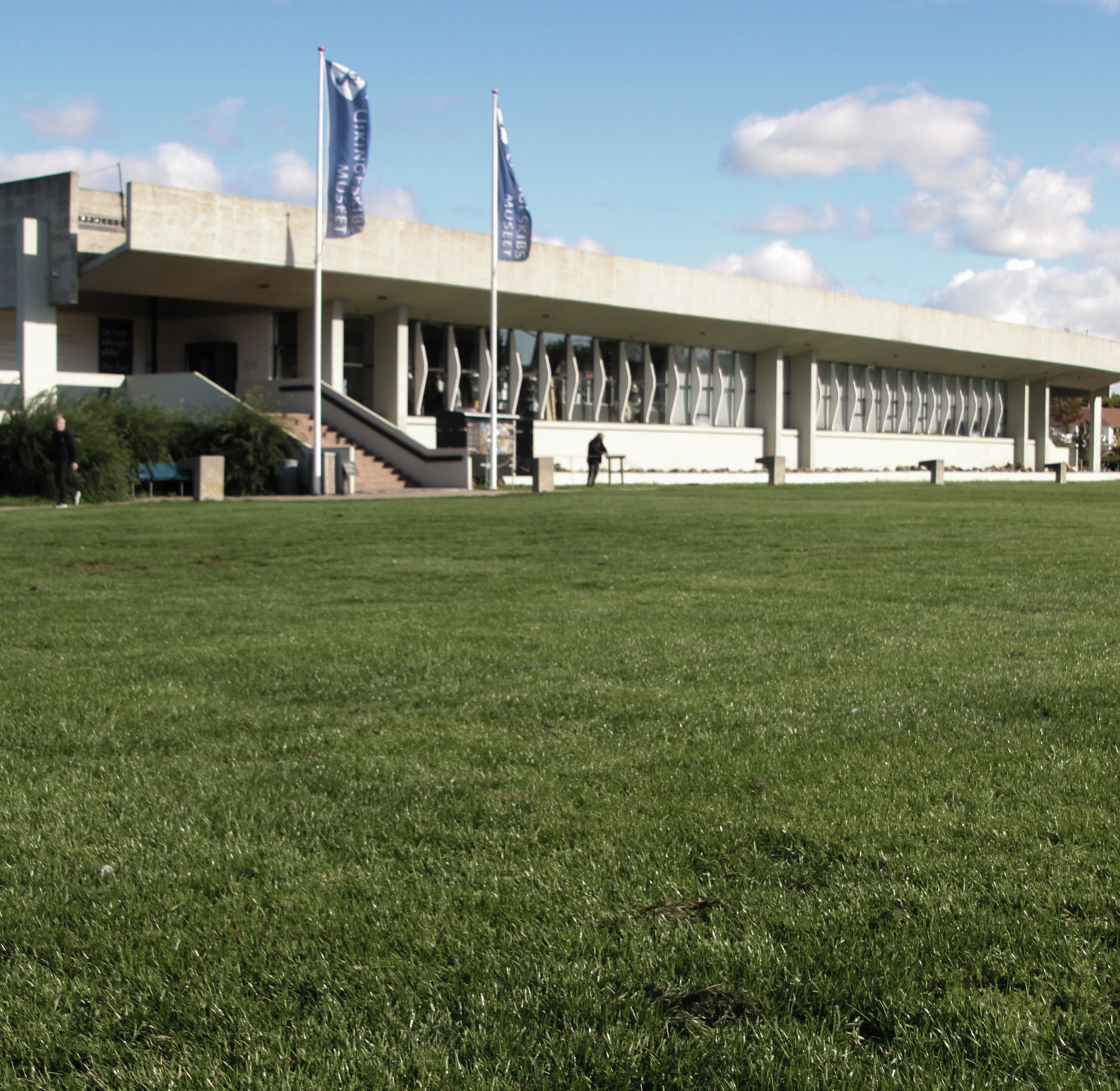 Havneparken med Vikingeskibsmuseet i baggrunden