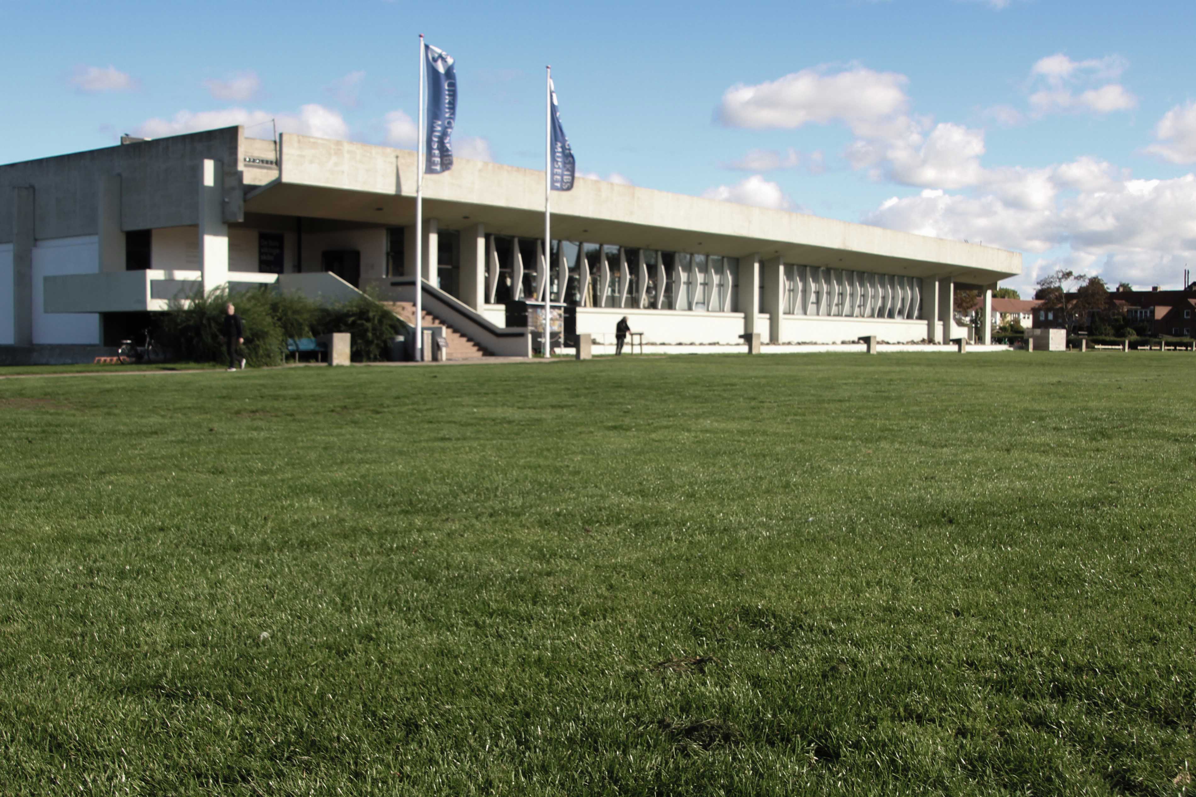 Havneparken med Vikingeskibsmuseet i baggrunden
