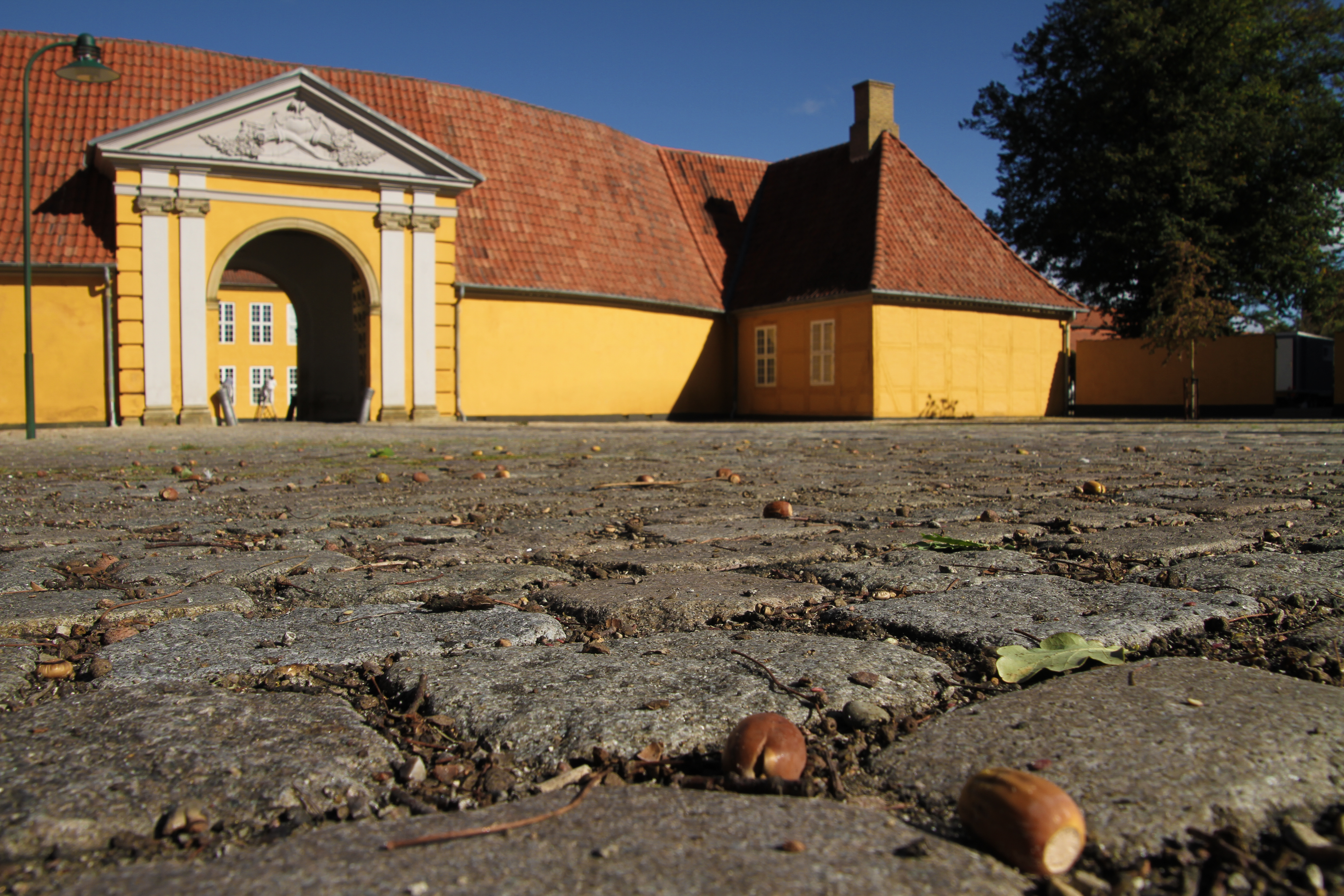 Palæpladsen med indgang til Palægården i baggrunden