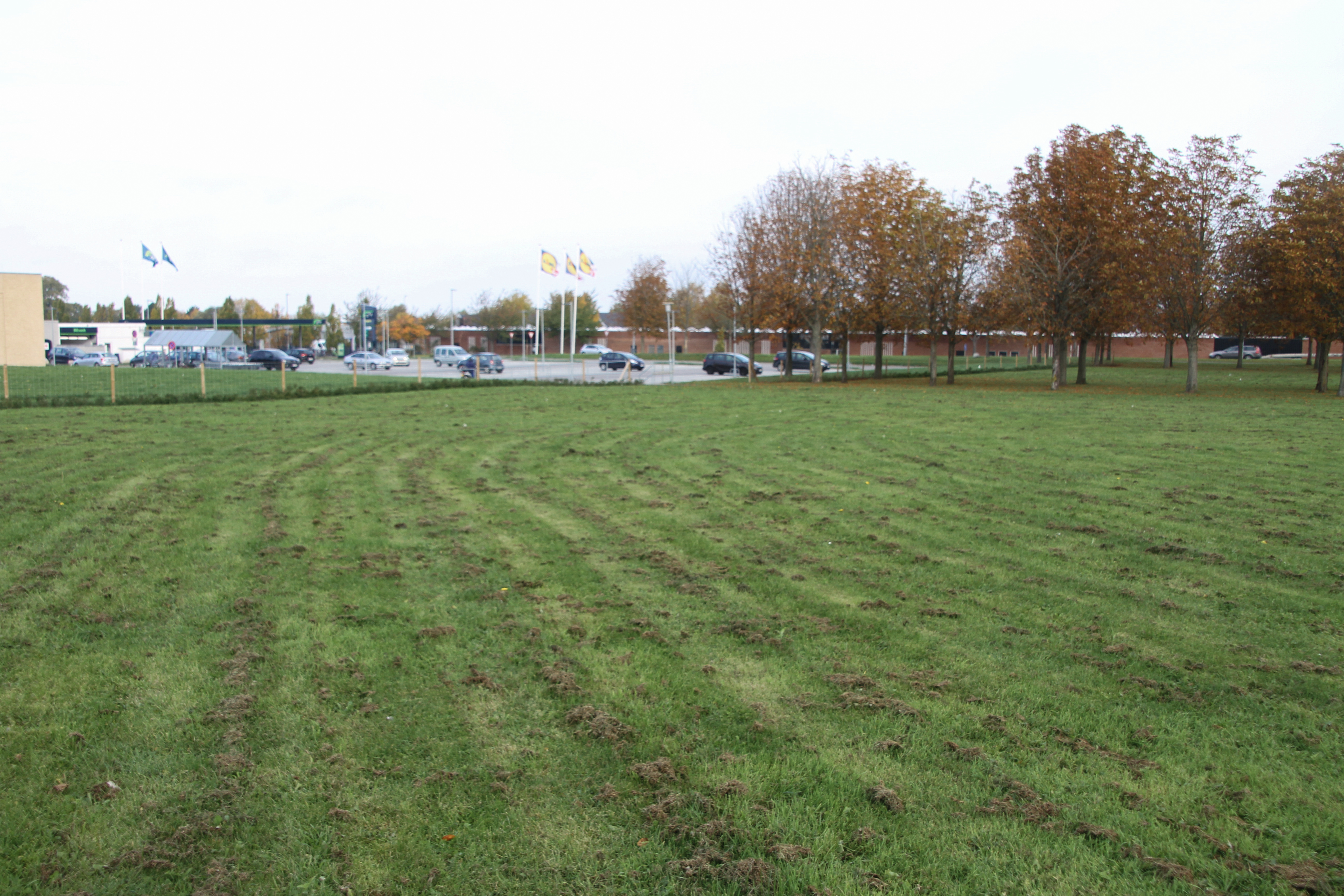 Cirkuspladsen i Jyllinge med p-plads og Jyllinge Centret i baggrunden