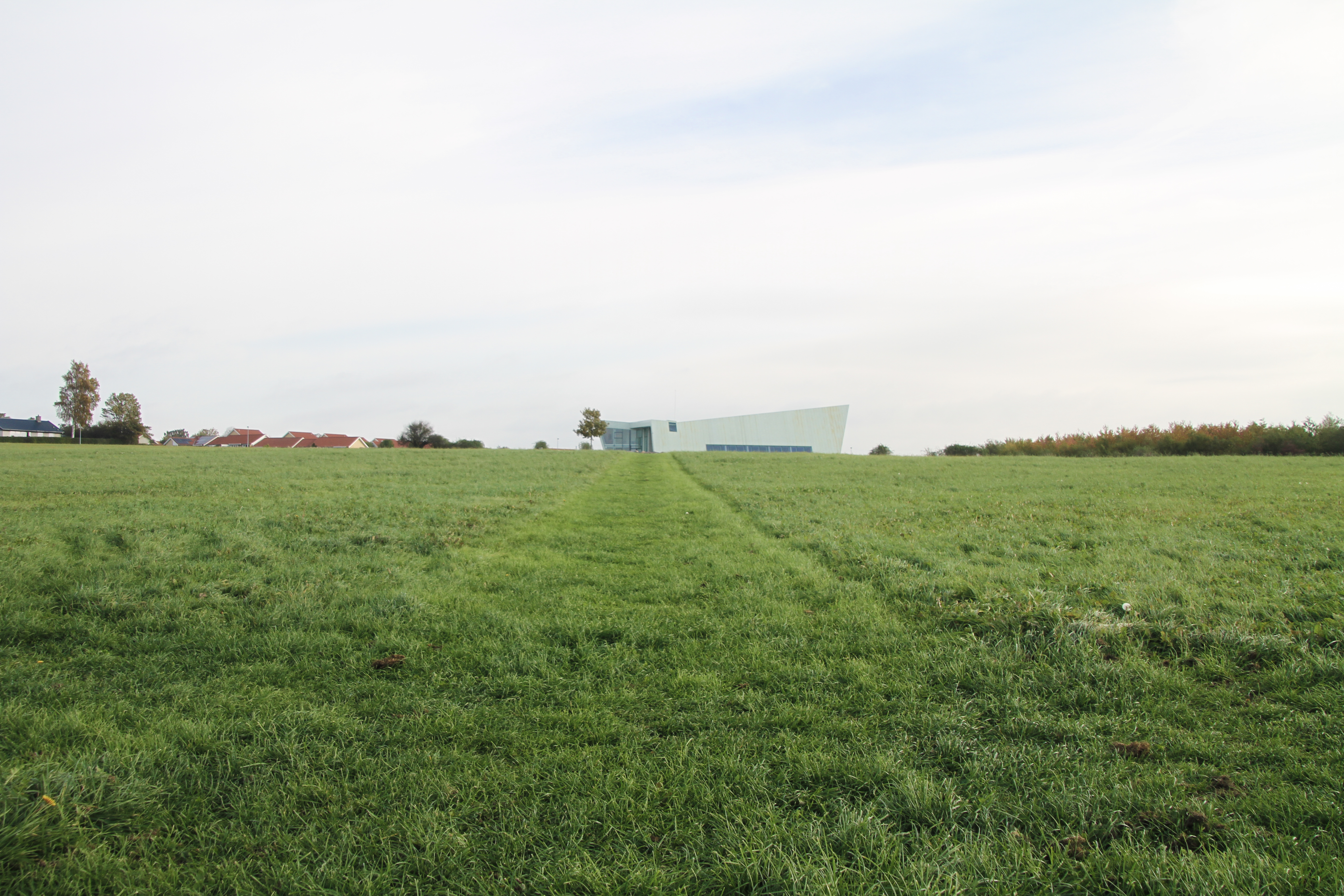 Helligkorspark med Hellig Kors Kirke i baggrunden