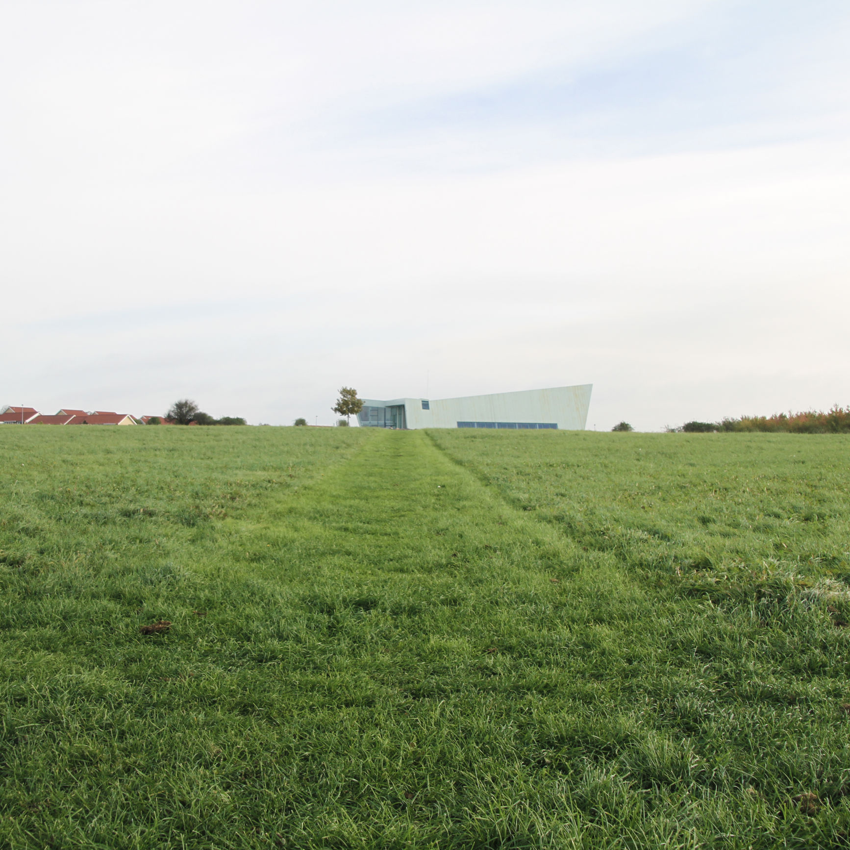 Helligkorspark med Hellig Kors Kirke i baggrunden